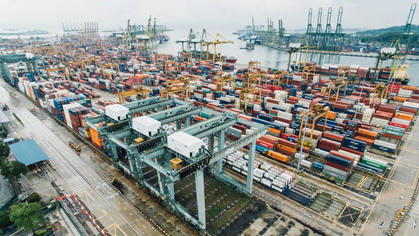 Vista aérea de una terminal portuaria de contenedores