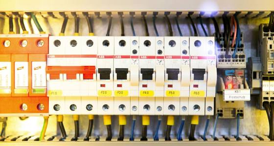 Tablero eléctrico industrial con interruptores y borneras cableadas
