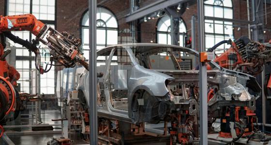 Brazos robóticos trabajando en una línea de producción automatizada